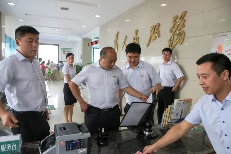 我与政协文艺作品展陈武成从割漆匠到金融专家