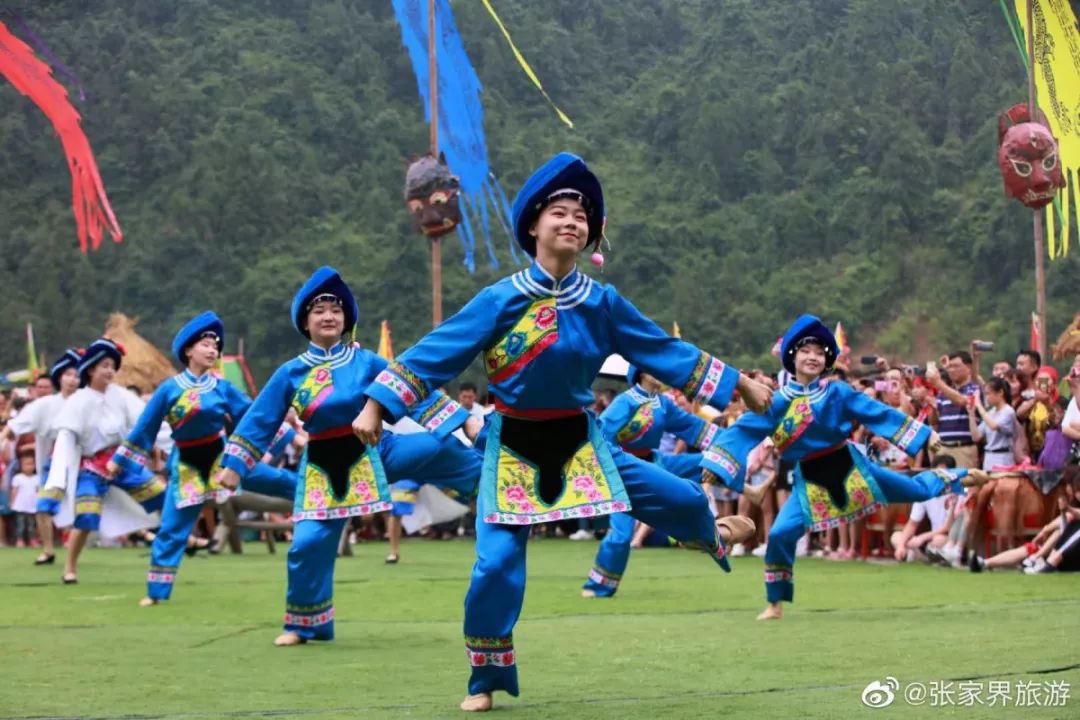 土家族"六月六"万人狂欢节,教字垭镇龙洞湖活动现场土家族"六月六"是