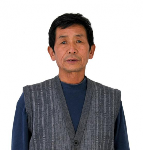 从小酷爱书法,师从陈元齐大师学习书法,现为中国书画家协会会员,书协