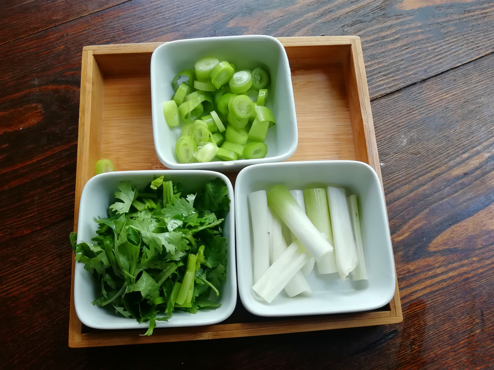 把香菜切小段,大葱一部分切成葱花,一部分切成葱条.