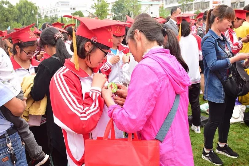 宣威六中为18岁学生举行成人礼