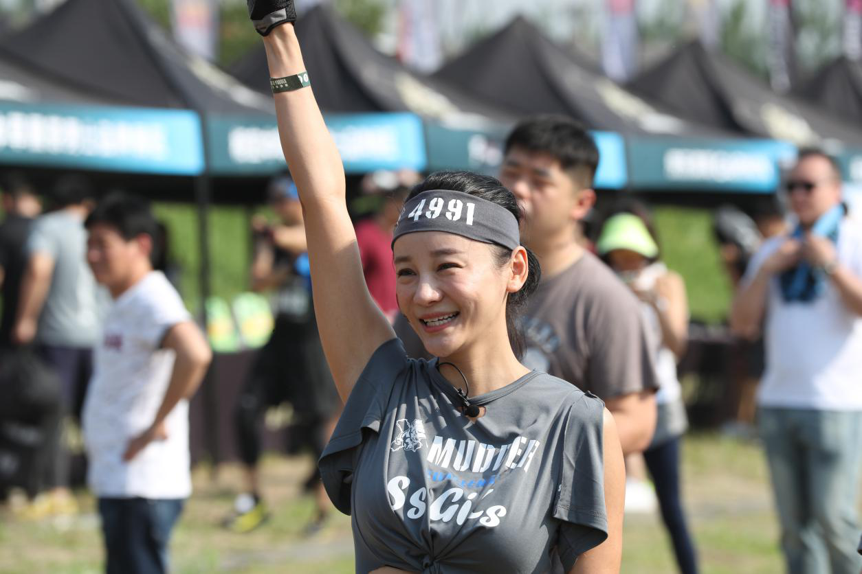 菲菲表姑冉倩释放女子力泥地里展现女神魅力