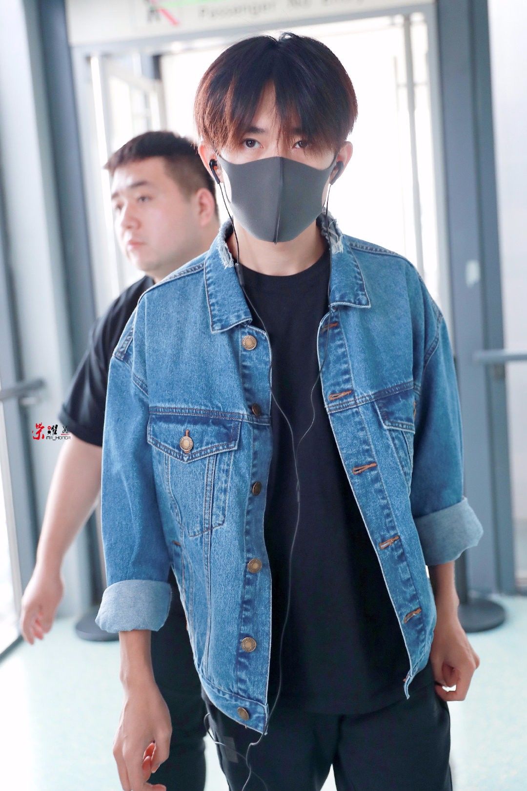 易烊千玺上海飞北京 结束工作后顺毛小千上线_偶像