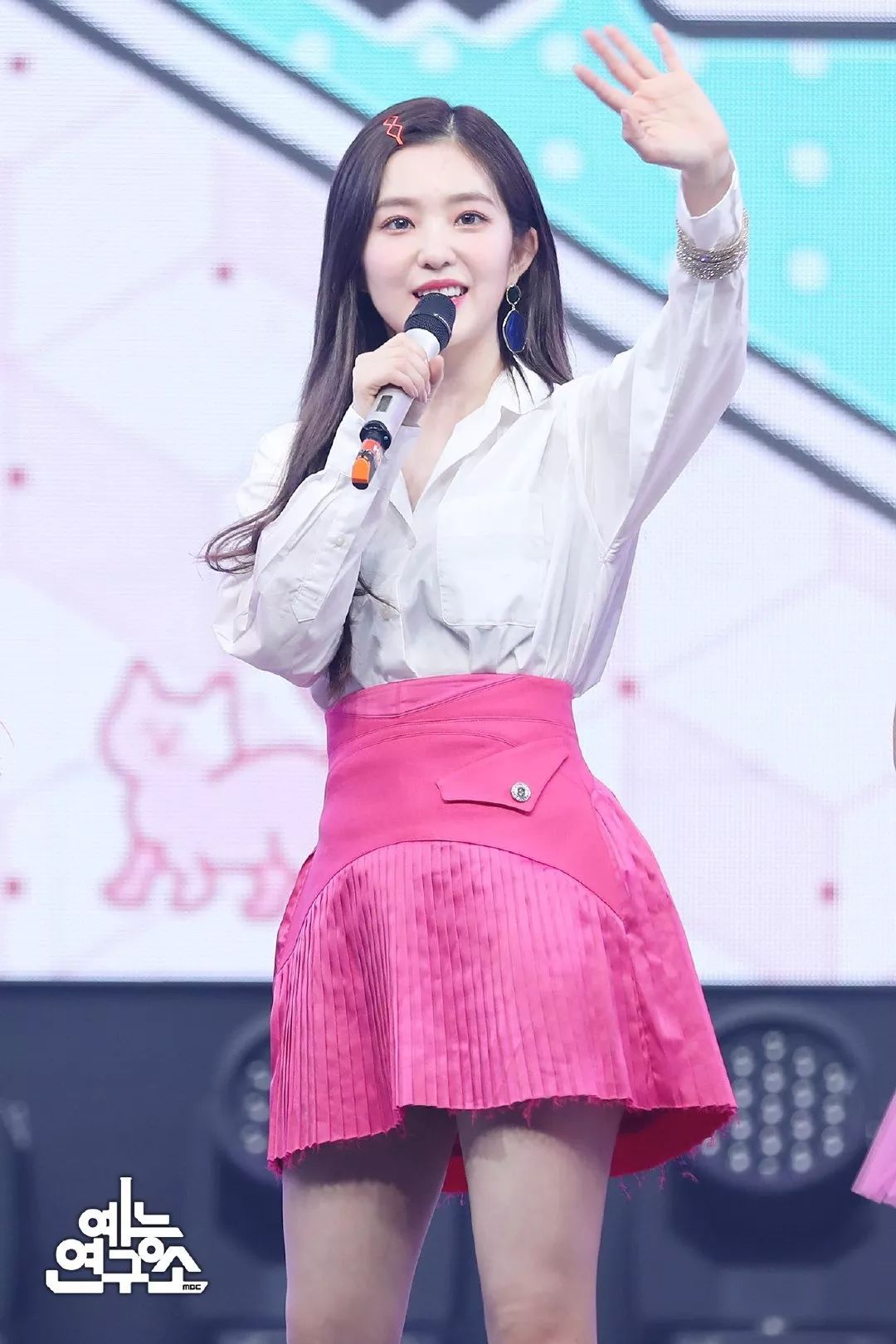 南韩仙女裴珠泫太美衬衫配灯笼裙细腰抢眼戴5毛钱发夹超少女