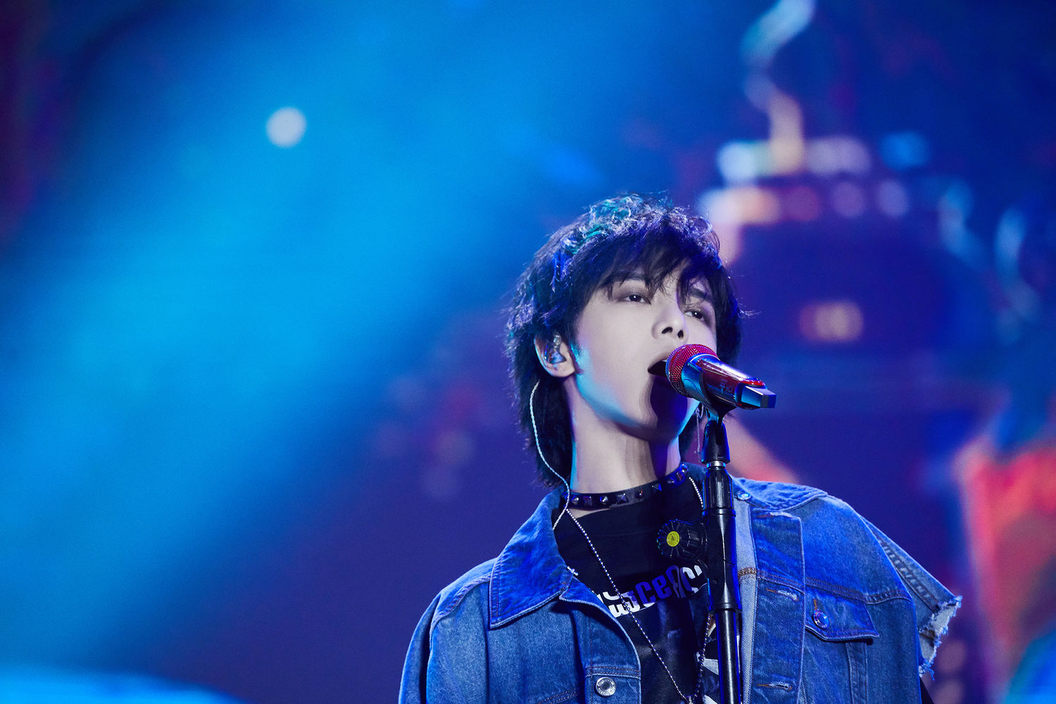 [消息]华晨宇青岛凤凰音乐节 游走在霓虹中的火星少年