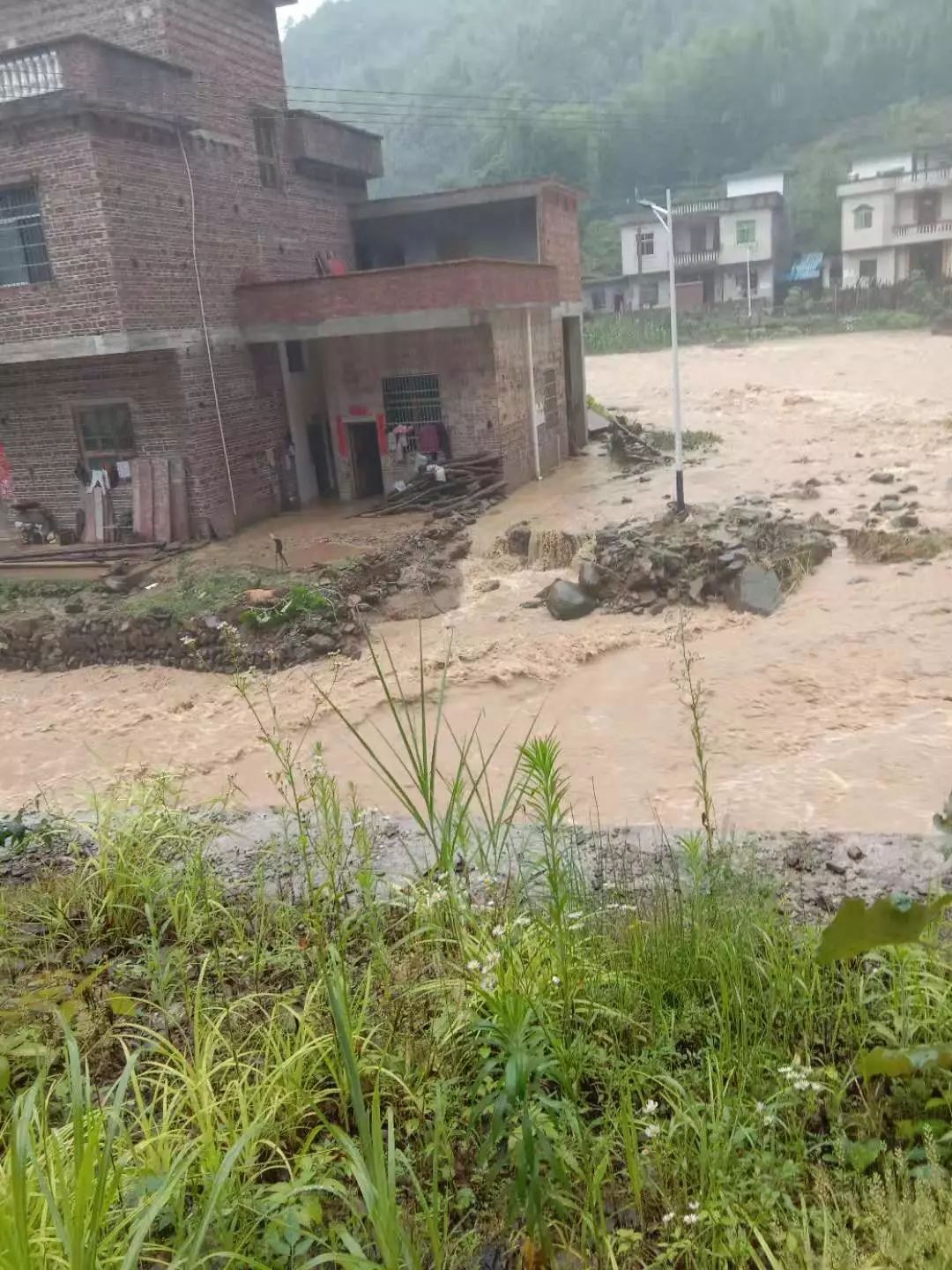 大暴雨袭击宁远一些乡镇乡村受灾严重洪水泛滥