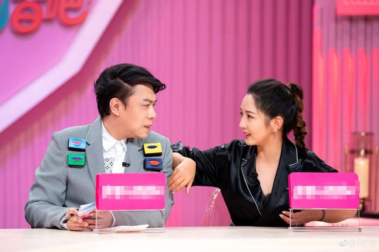 在很多人看来,何洁参加这样一档综艺节目是很不合适的,因为她本人的