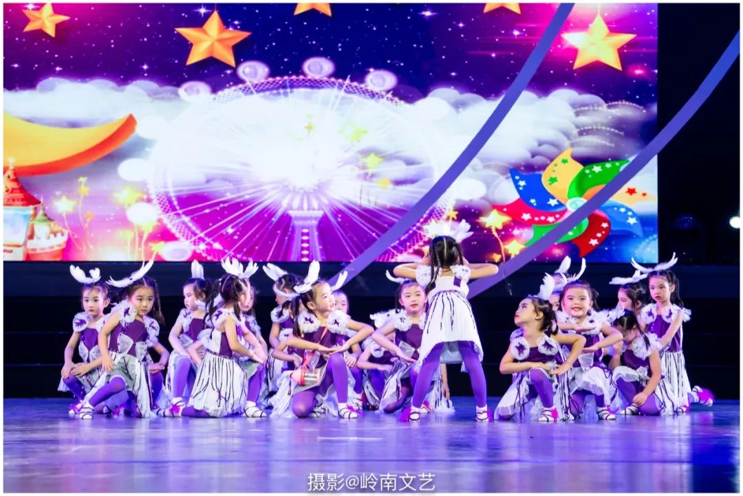 24《街舞小子》指导老师:郝老师表演者:吴卓儒,陈庭轩,易宇辰,崔晟浩