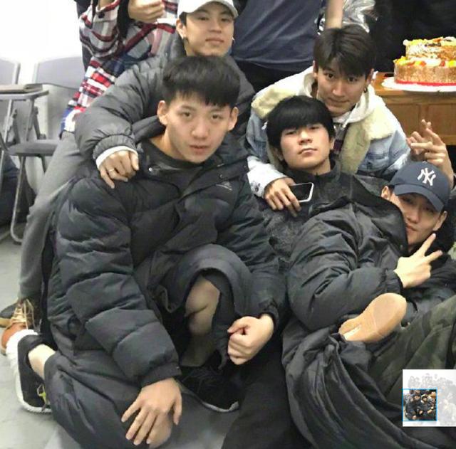 陈好过生日一群帅哥美女环绕前面小伙子的裤子却让人忍不住笑了