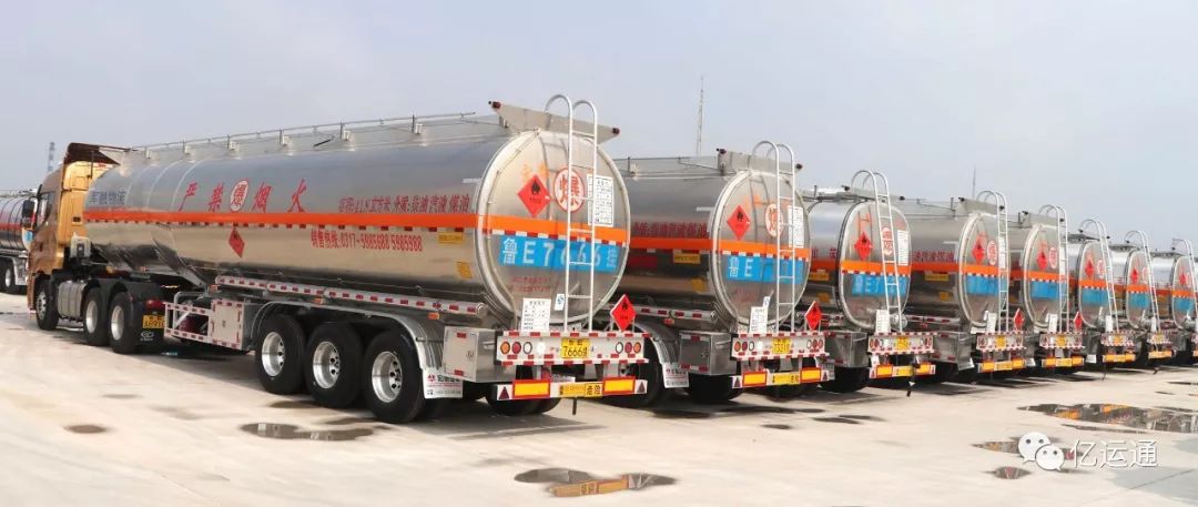 具备《细则》上述规定的条件外,还须具有5辆以上装运危险货物的车辆,3