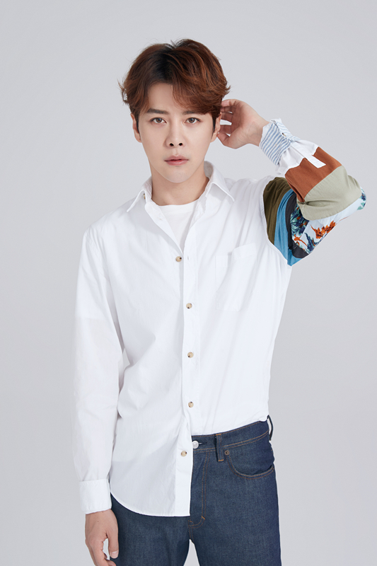 徐海乔休闲风写真曝光 干净清爽阳光风来袭