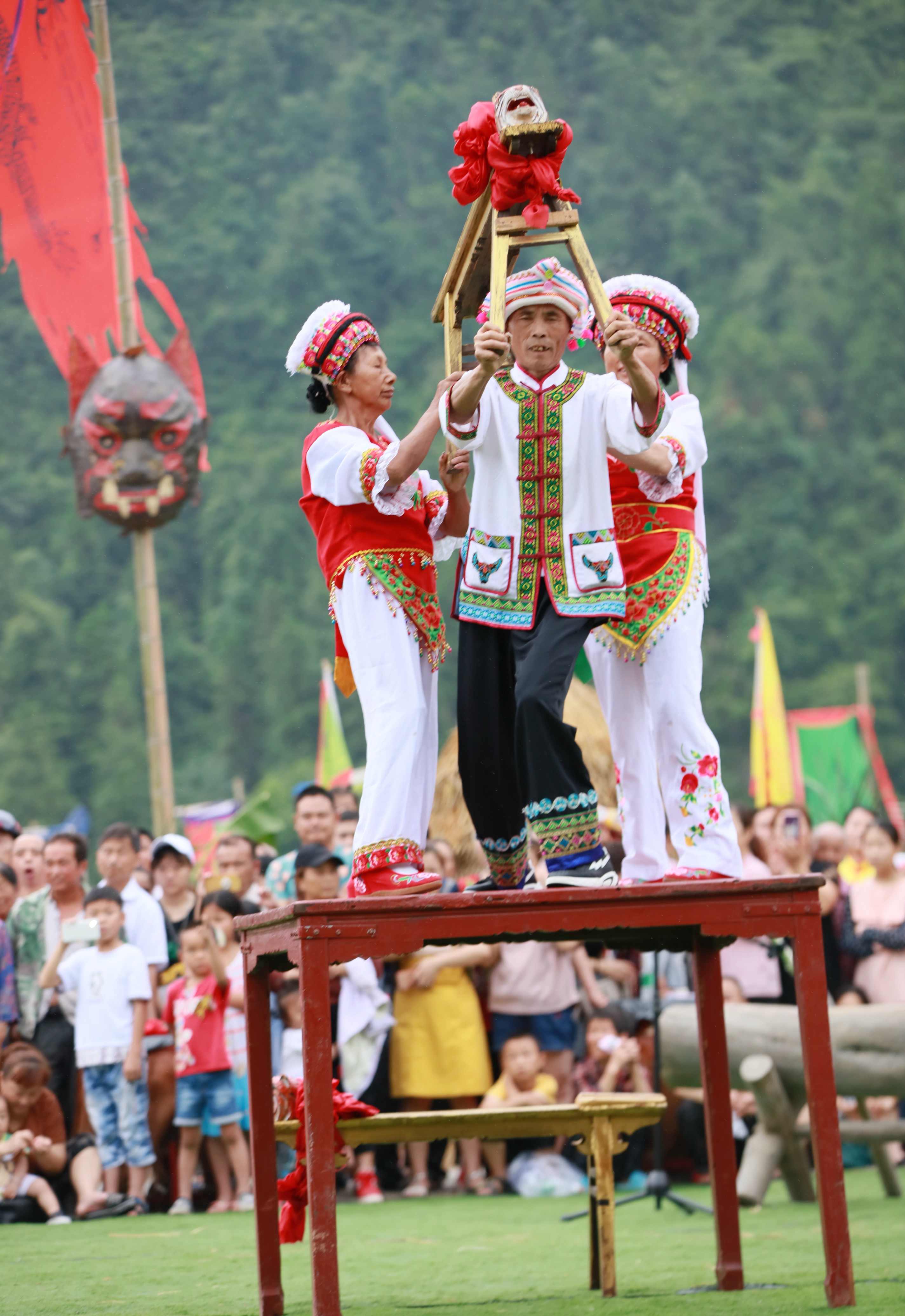 当日是农历六月初六,贵州省黔东南苗族侗族自治州剑河县群众载歌载舞