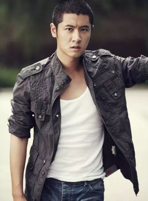 经典的寸头发型让任重看起来很男人,不少周围不少女生的想嫁这样的