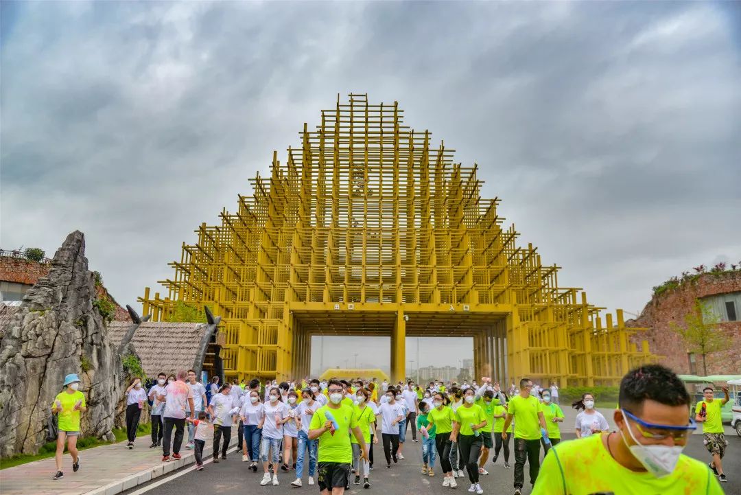 黔龙户外运动管理有限公司主办的彩虹跑活动在万峰林西南广场如期举行