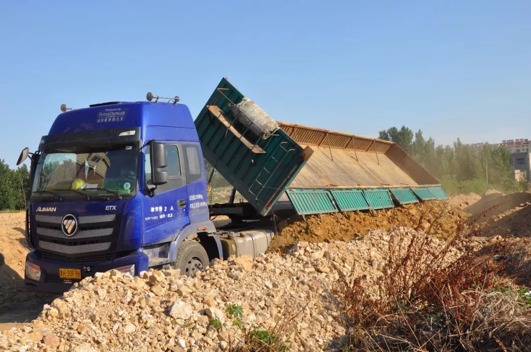 县公安局交警大队联合多部门开展运输砂石专项治理行动