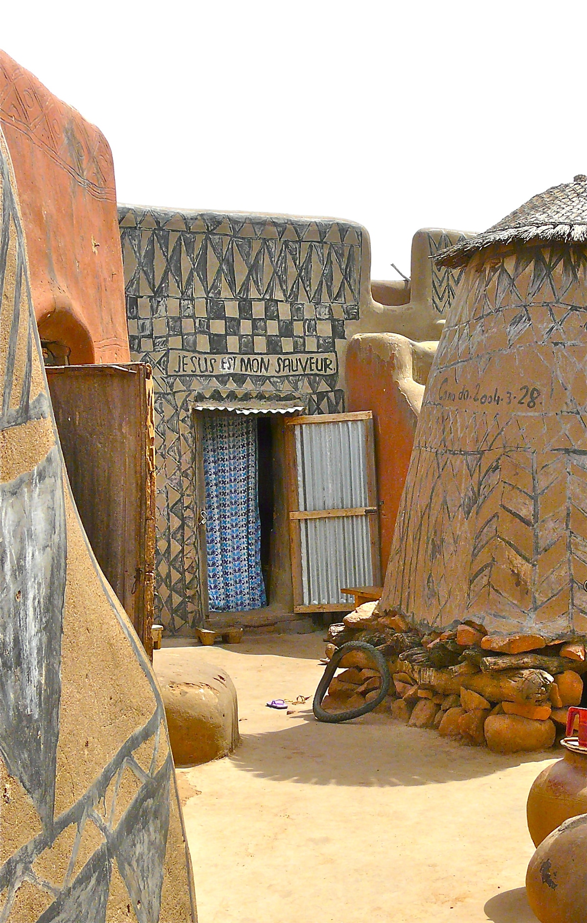 非洲最奇特的古老村庄居民住在泥屋里却每间房子都是艺术品