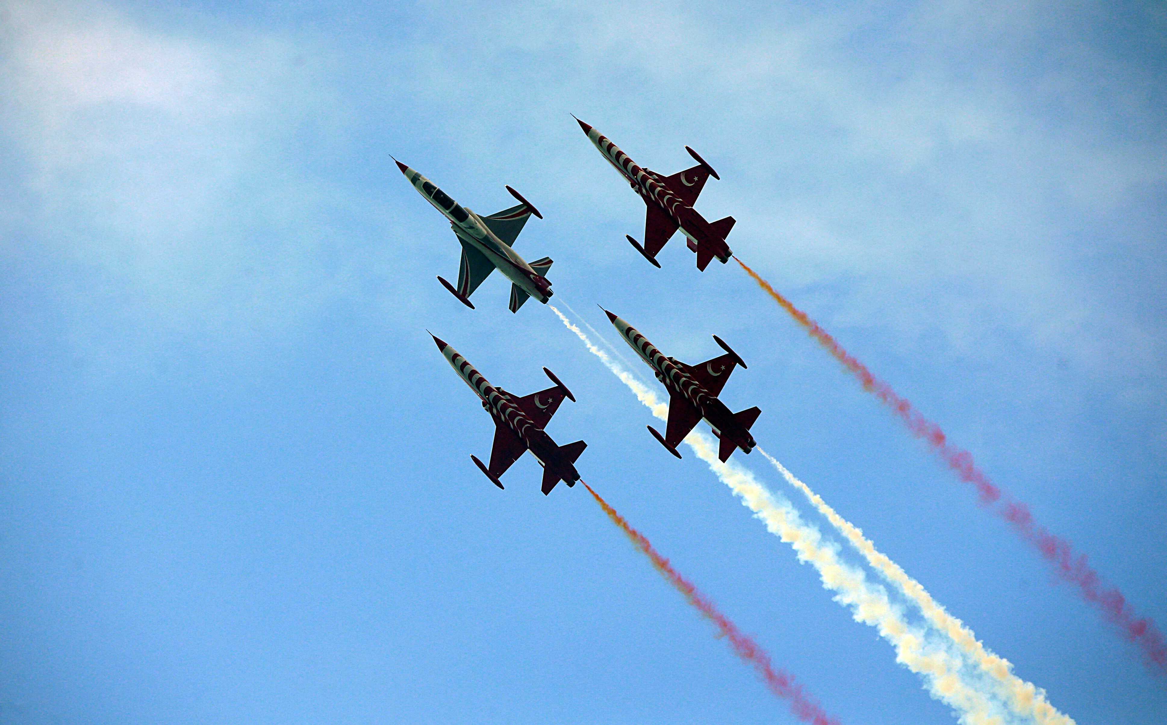 精彩!"土耳其之星"特技飞行队空中炫技