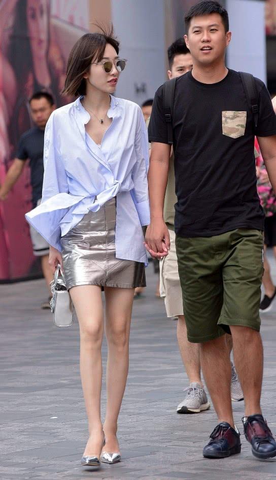 网上很火的女友穿搭男朋友衬衣锡纸裙美出新高度