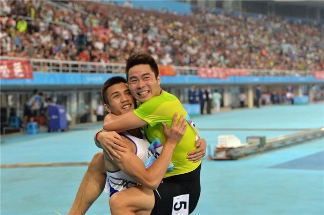 徐海洋在2017年迎来了一个大的爆发,先是在全国田径大奖赛郑州站以10