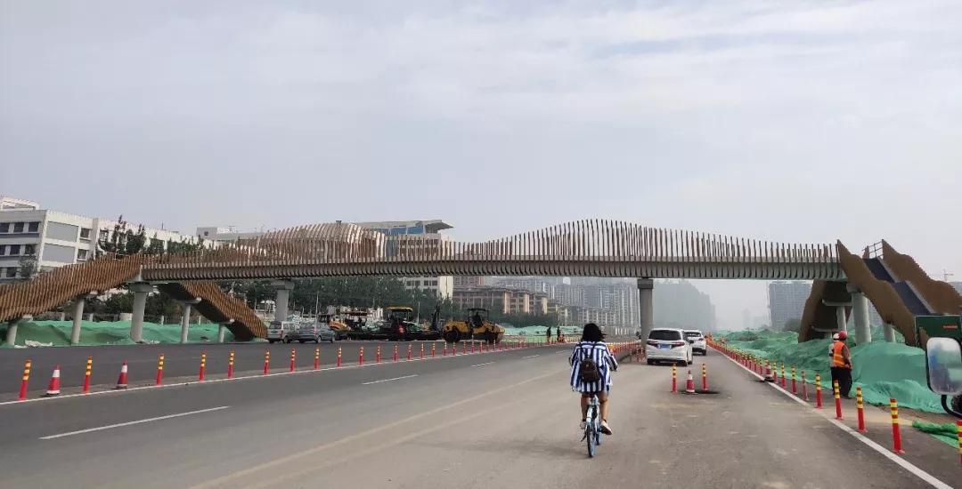 金马怡园处天桥名为"涌进桥" 已完成主体箱梁吊装 目前正在进行装饰架