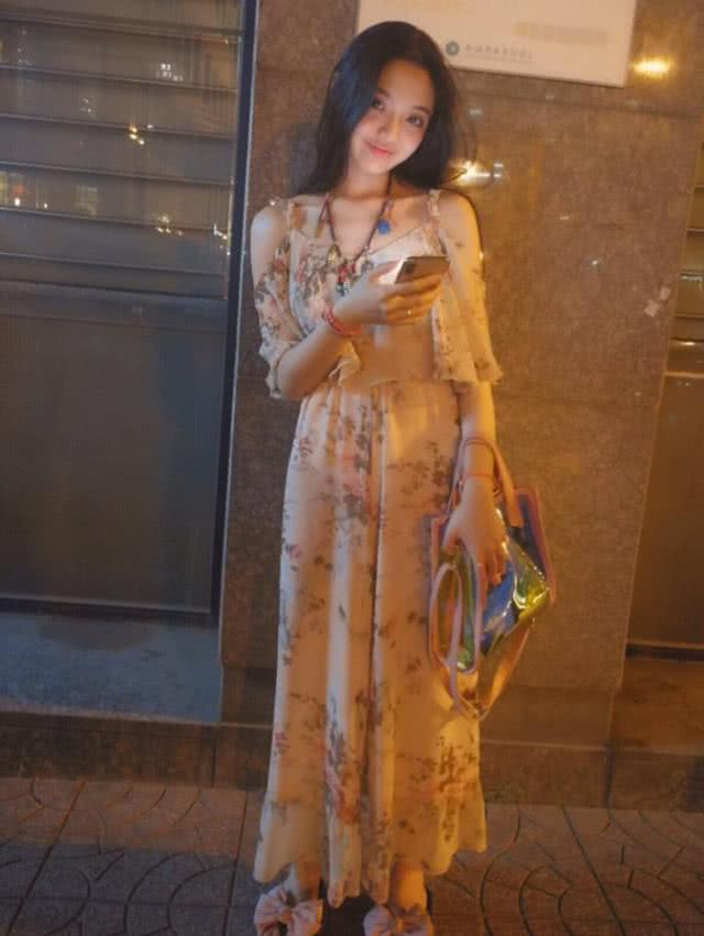 曾是《快乐星球》最萌女孩,如今成了网红脸,一双芭比腿很性感_张兆艺