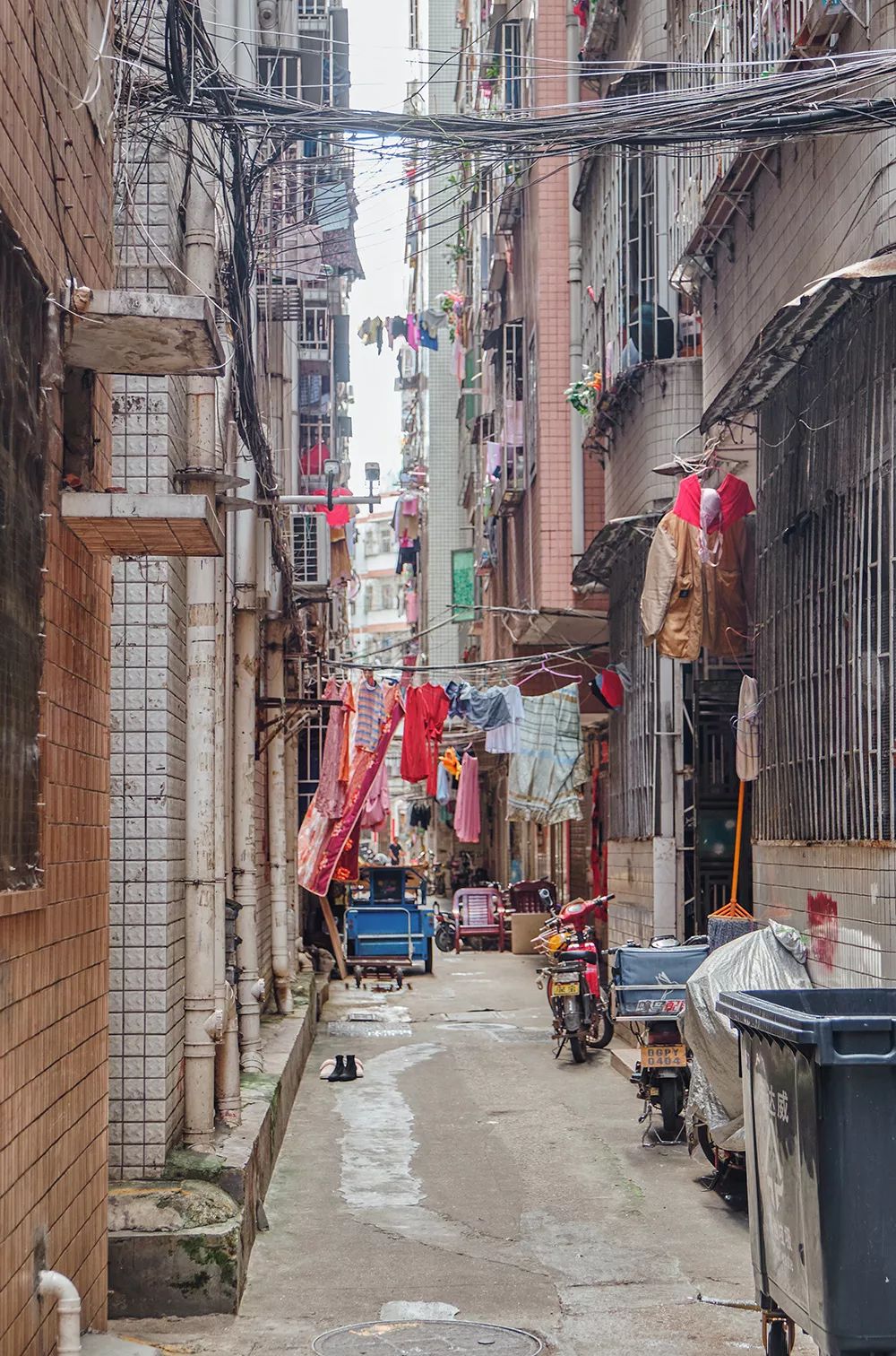 当我站在金碧路旁环顾四周,就会发现泥岗村和深圳无数城中村一样,有着