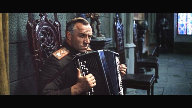 影片对军官中稍有刻划的应该是朱可夫.