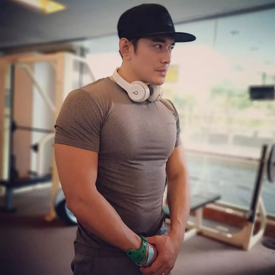 他是第一届香港先生被称为tvb型男入行14年曾两度改名