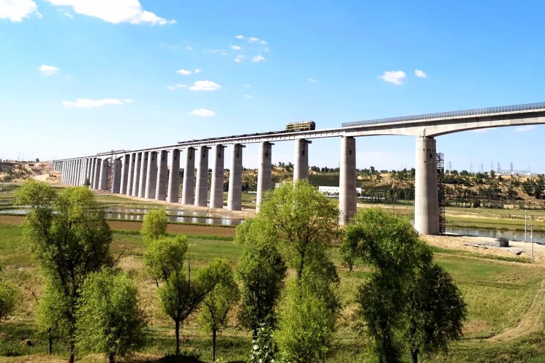 通往靖边的这条铁路已经全线铺架贯通!