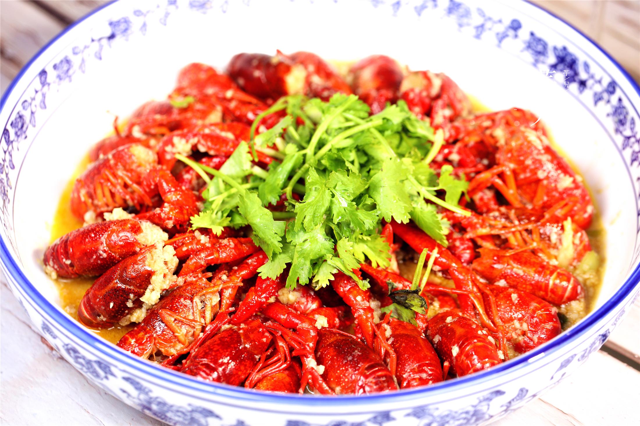 原创跟大厨学招,小龙虾在家做,蒜香四溢,便宜美味,比餐馆的还好吃