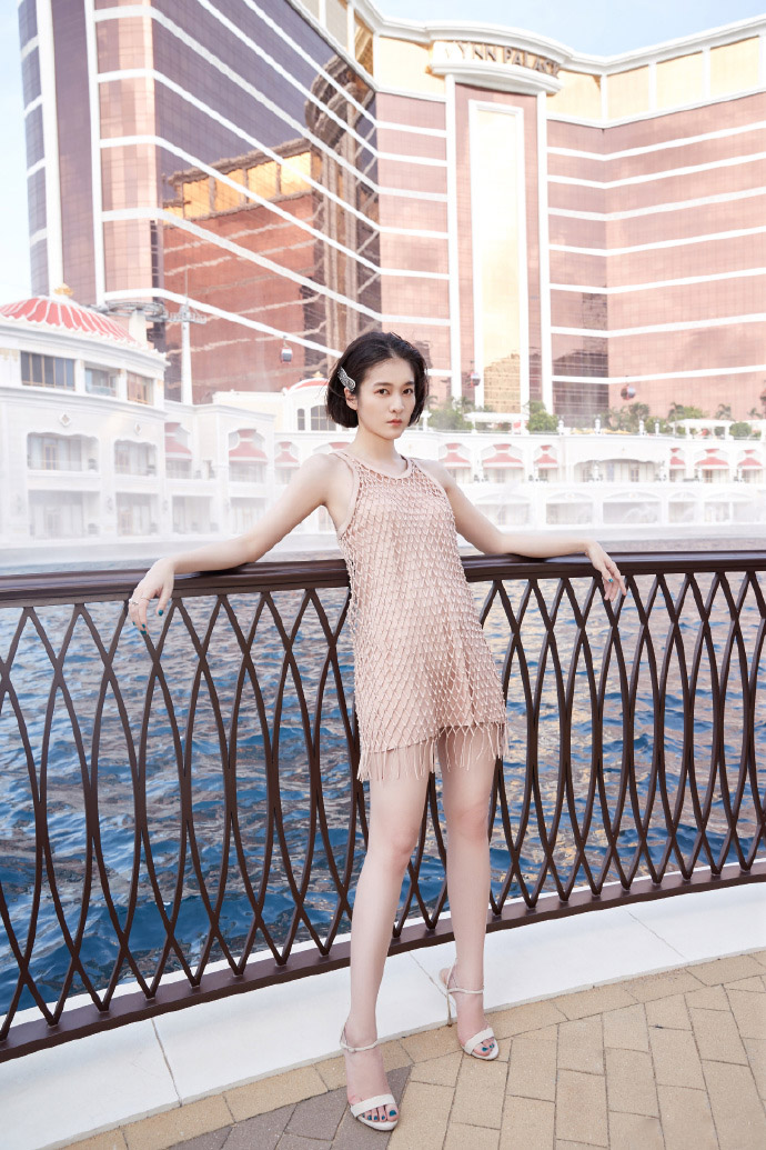 女演员张雪迎身穿渔网裙甜美写真