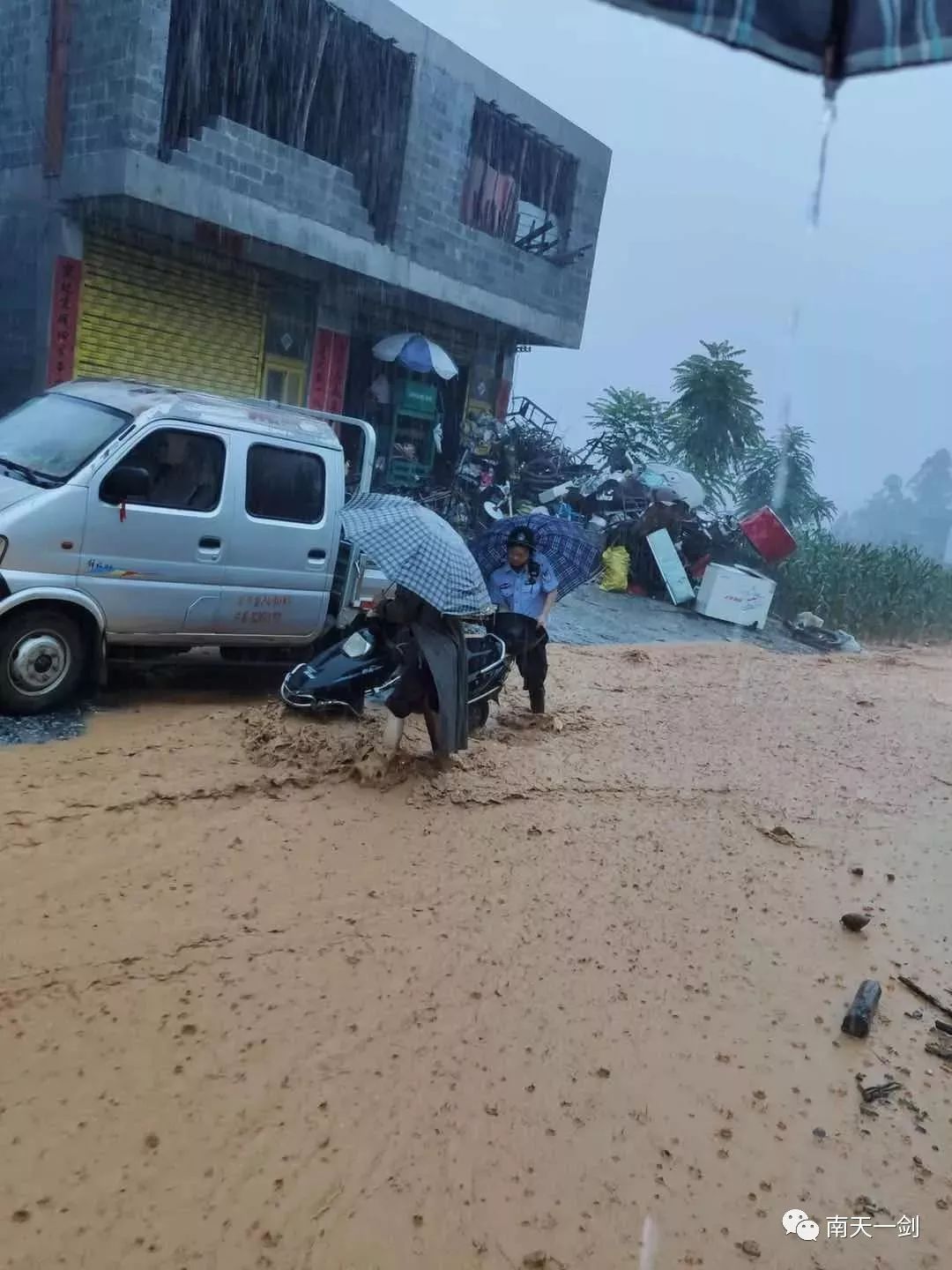 金城江 受強降雨的影響,金城江區九圩鎮,長老鄉,保平鄉多處道路出現