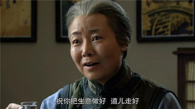 然后萨日娜的文他娘代表着中国传统女性,属于贤妻良母类型,严厉和慈爱