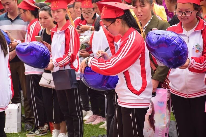 宣威六中为18岁学生举行成人礼