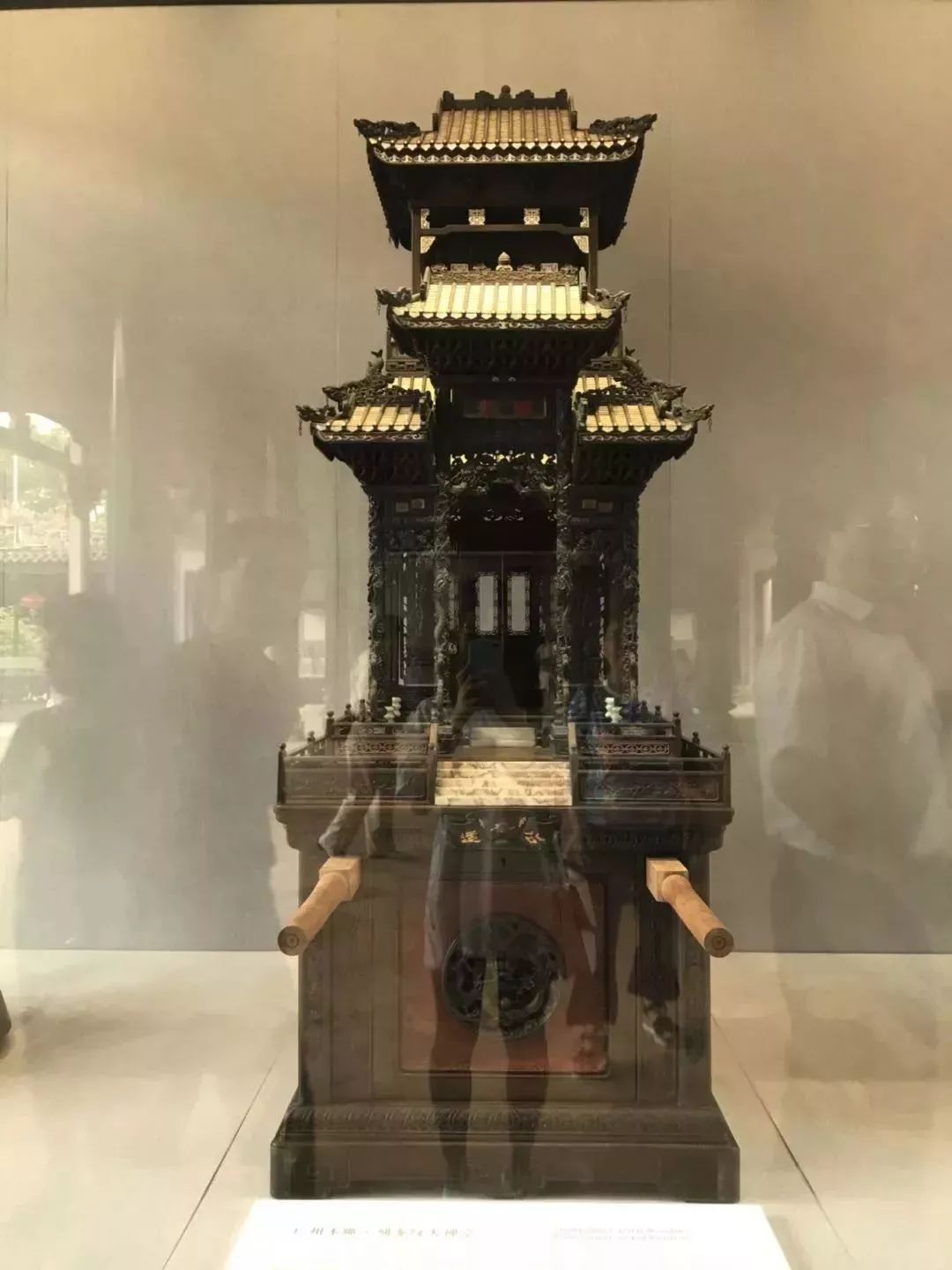 特别是陈家祠巧妙运用木雕,砖雕,石雕,灰塑,陶塑,铜铁铸和彩绘等装饰