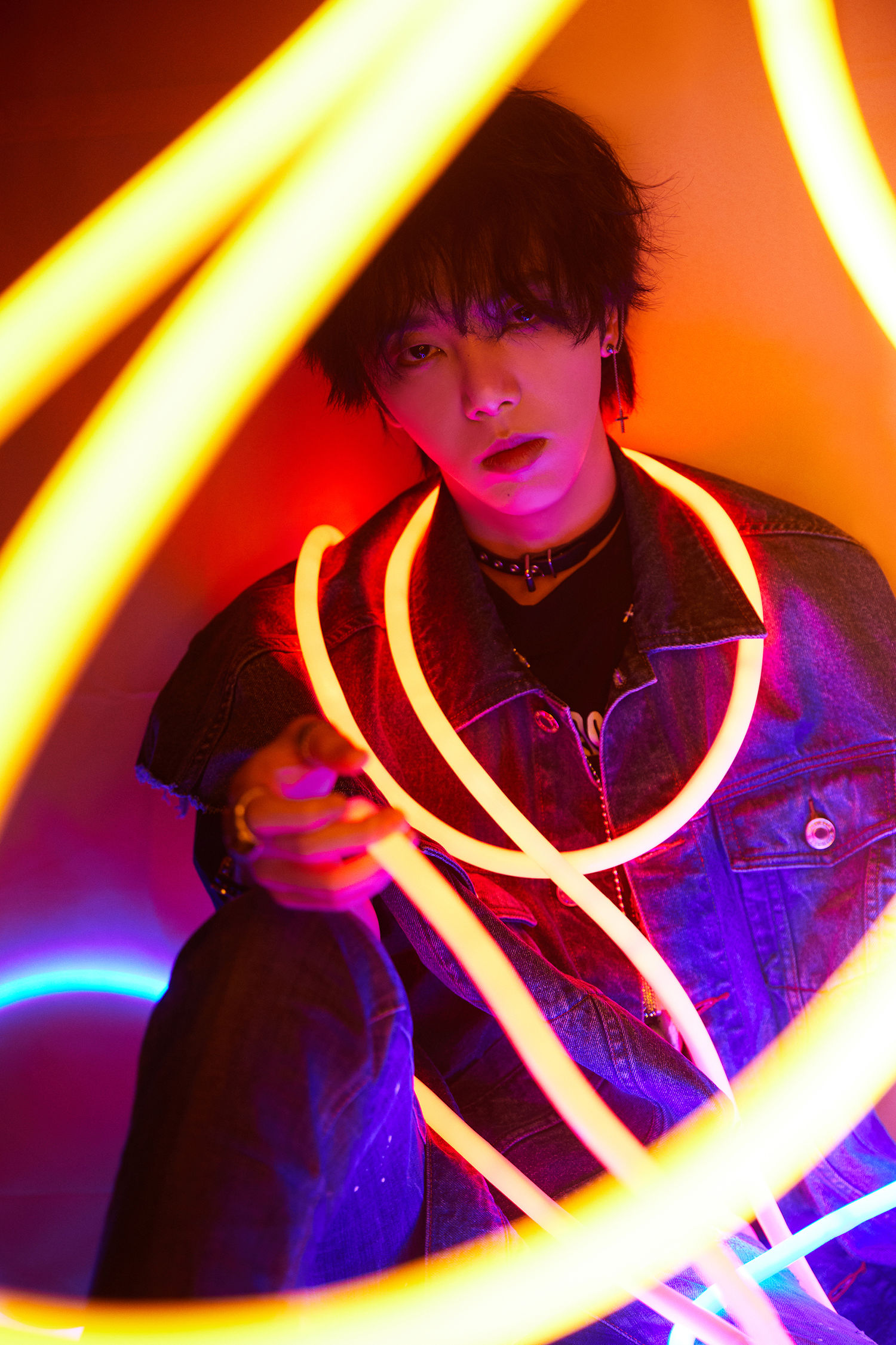 [消息]华晨宇青岛凤凰音乐节 游走在霓虹中的火星少年