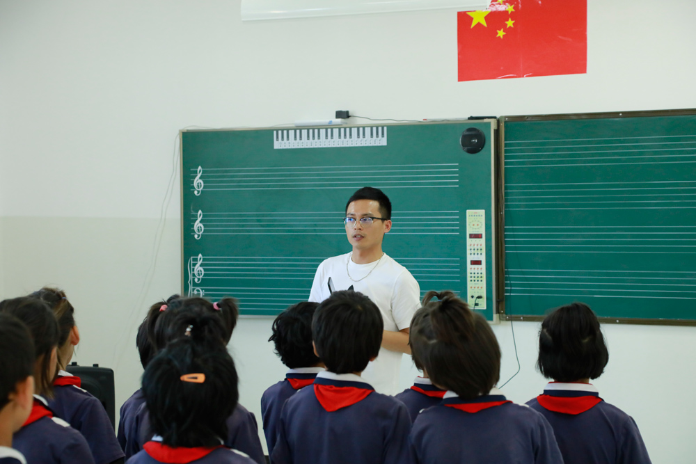 青力扶贫联创梦想衢州街舞联盟会长随市团委青联赴乌什县扶贫助力