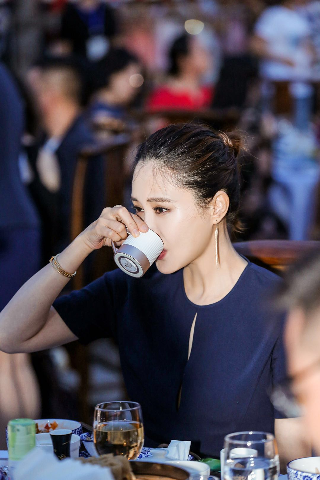 关悦优雅亮相最美村宴穿束腰连衣裙展纤细身材