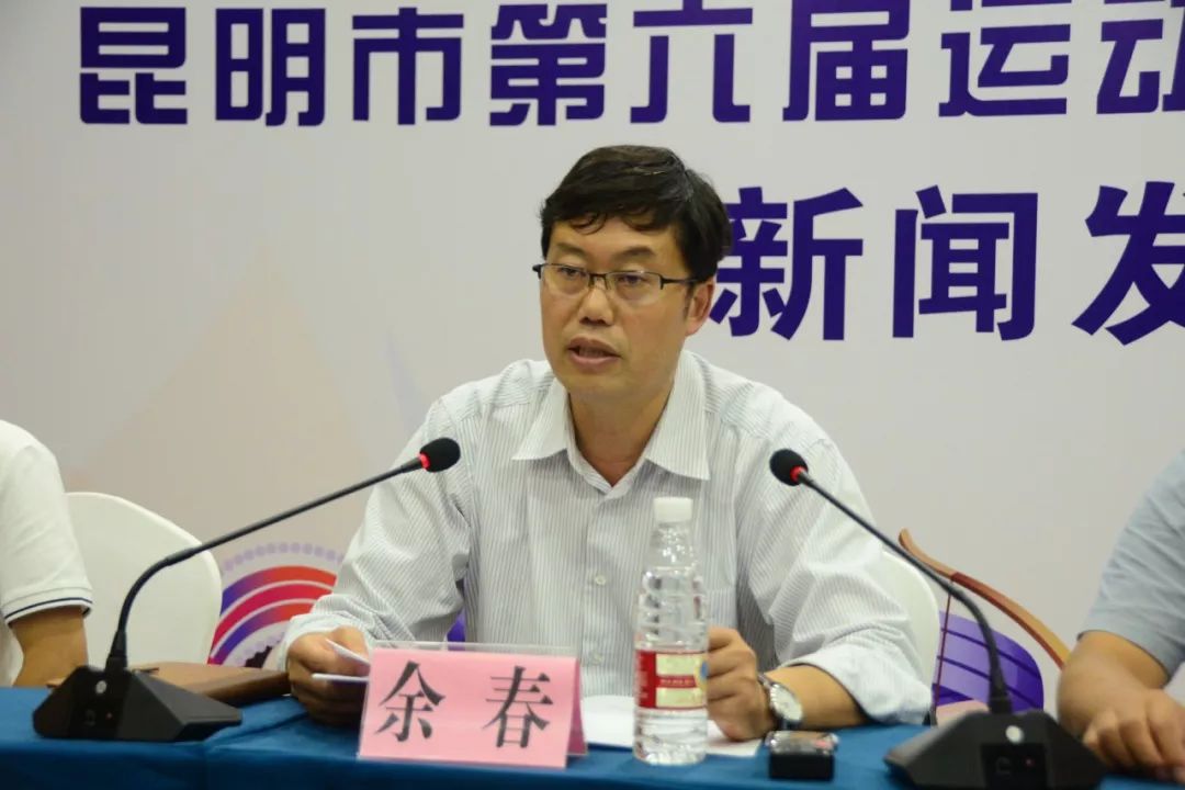 县委常委,常务副县长余春介绍六运会赛事设置,赛程及筹备情况