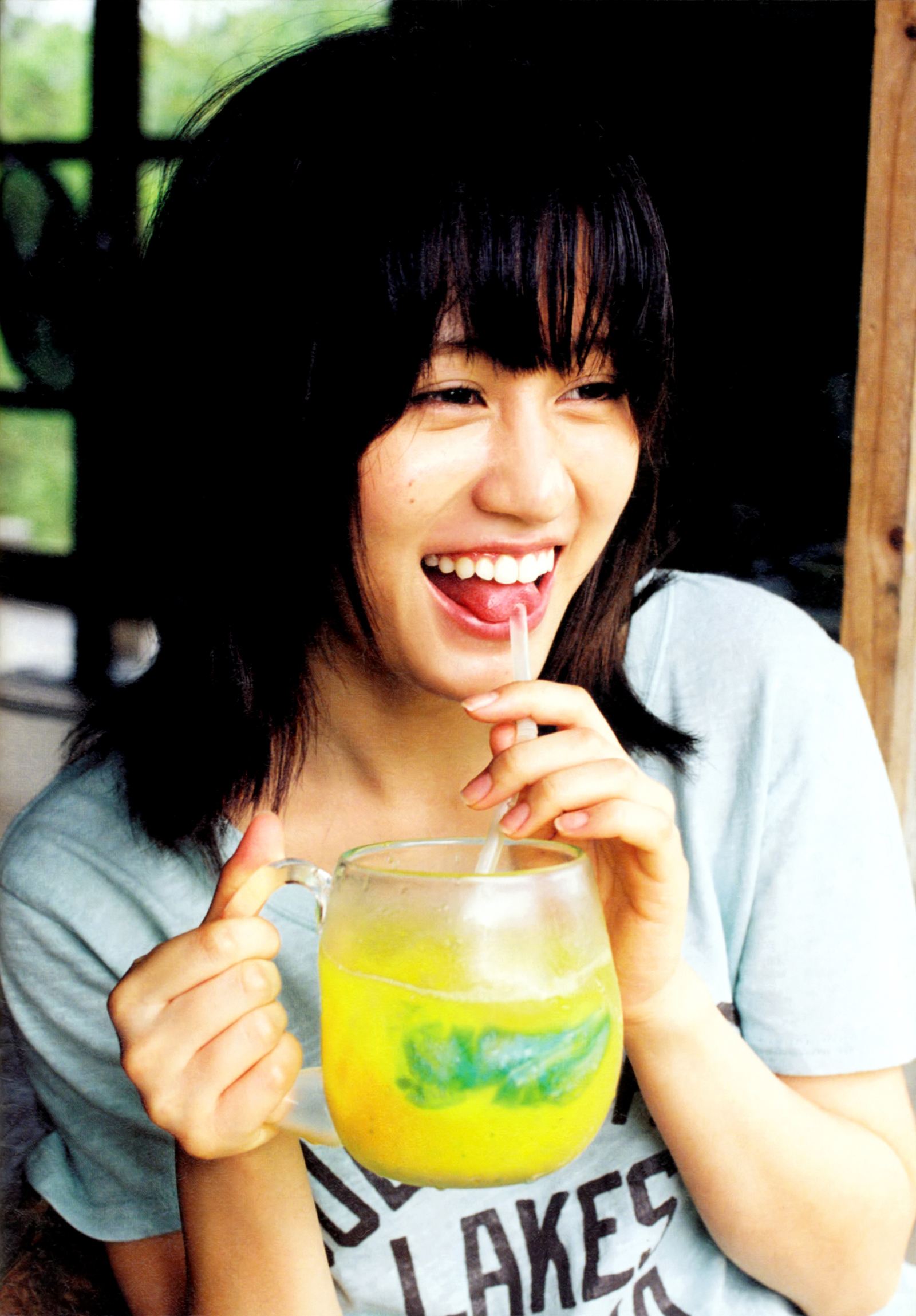 美女写真akb48的1期生前田敦子笑容灿烂稳占c位