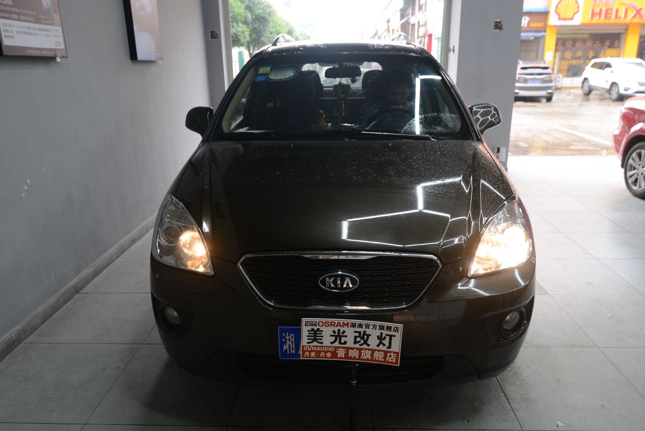 起亚佳乐改装格界高亮套装改完之后晚上开车再黑也不怕