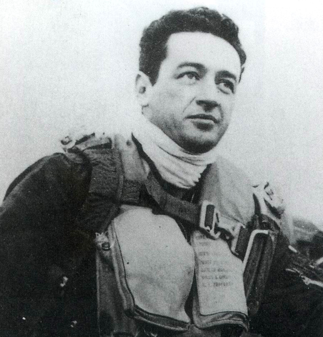 再加上空军相关人员的证实,这个被击落的"三料王牌"飞行员麦克康奈尔