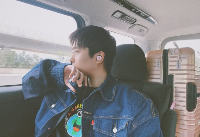 卢本伟偶像包袱太重挑战新发型正图笑疯粉丝强烈建议开鼻环