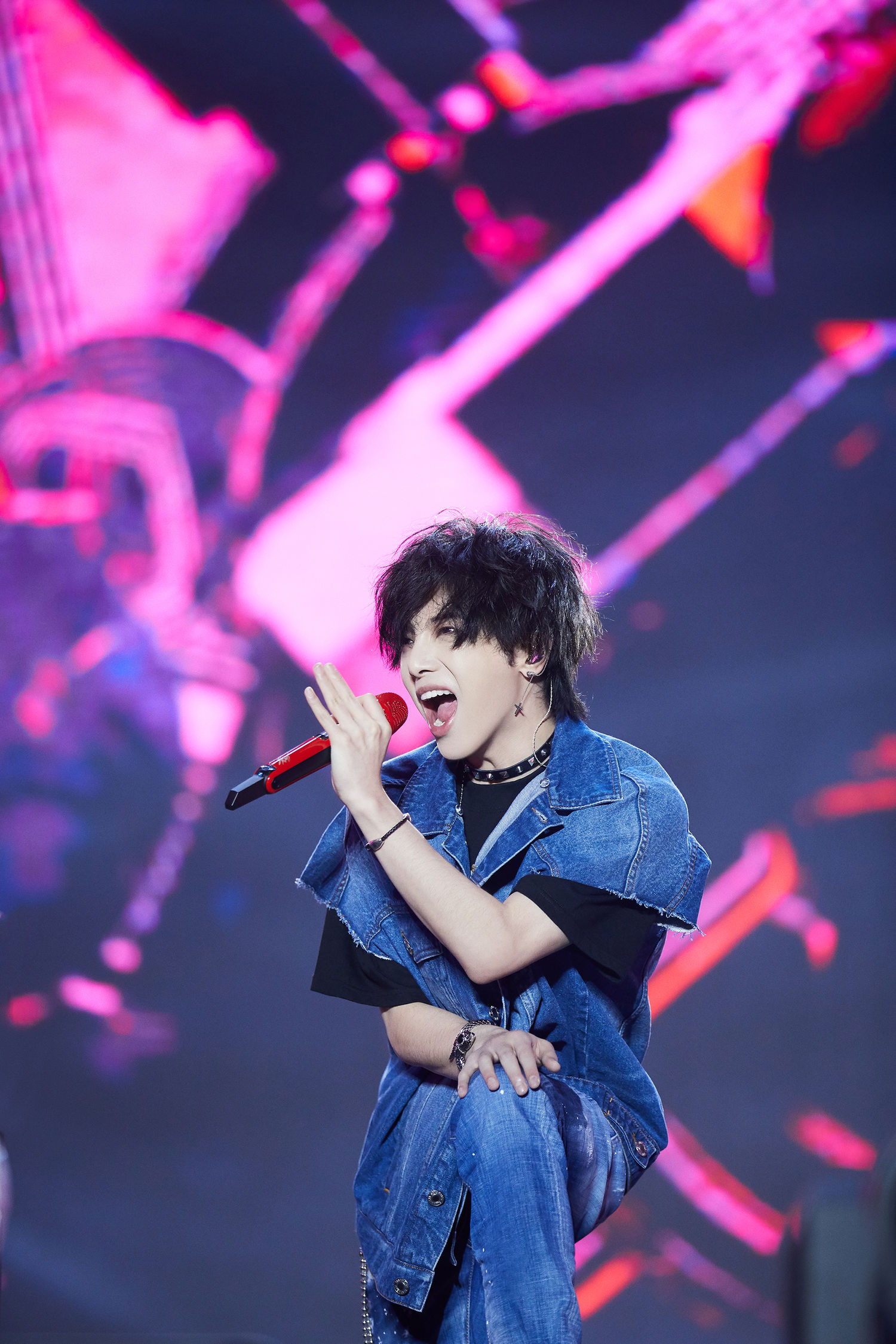 [消息]华晨宇青岛凤凰音乐节 游走在霓虹中的火星少年