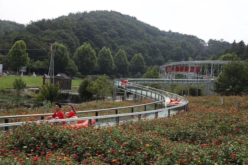 木兰天池再添好玩项目,玻璃漂流正式开漂!小黄鸭空降与您"水战到底"!