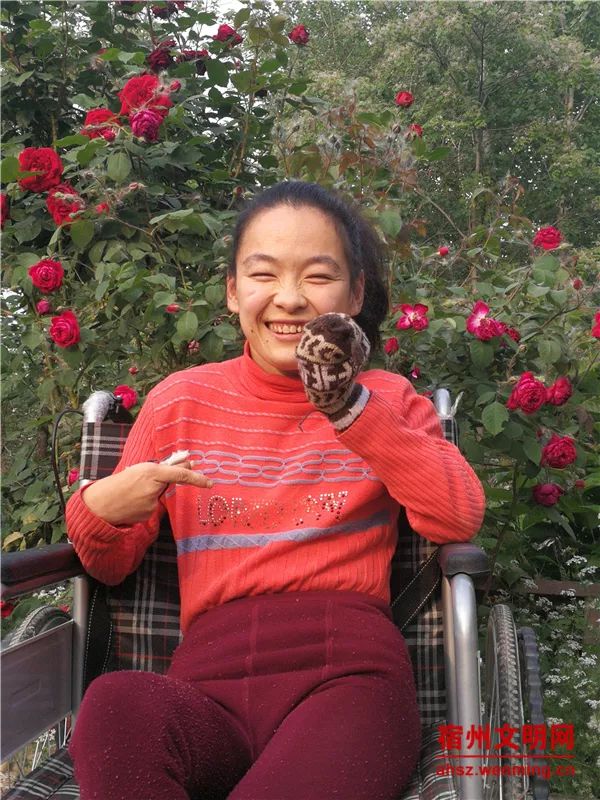 好人故事残疾姑娘用脚翻开人生的新篇章