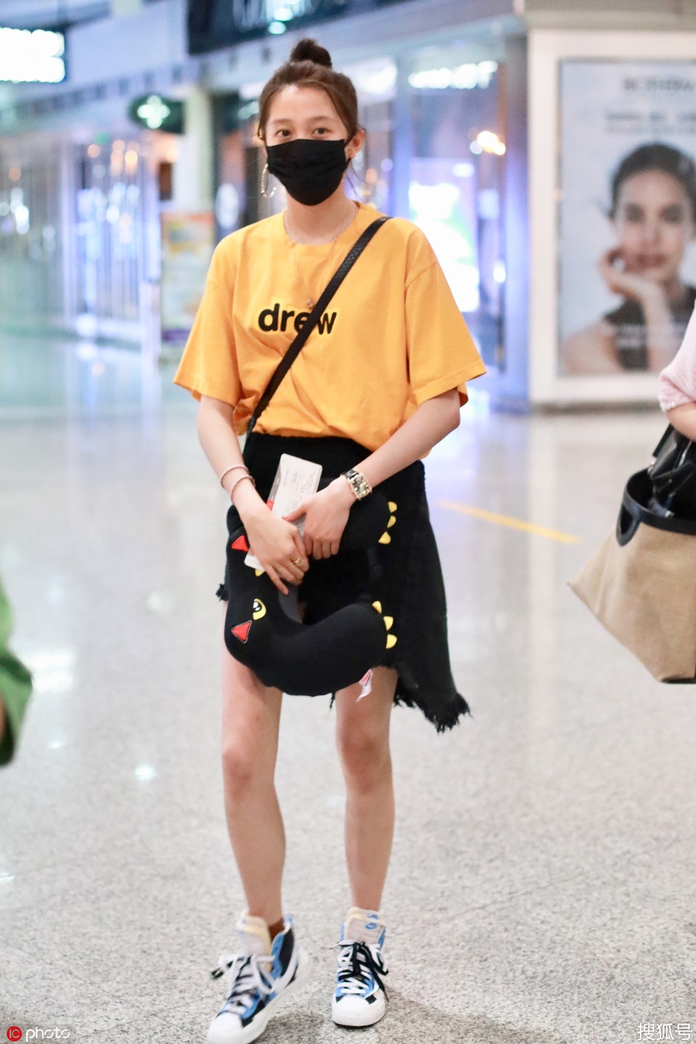 关晓彤终于掌握了穿衣搭配的要领 这次很时髦