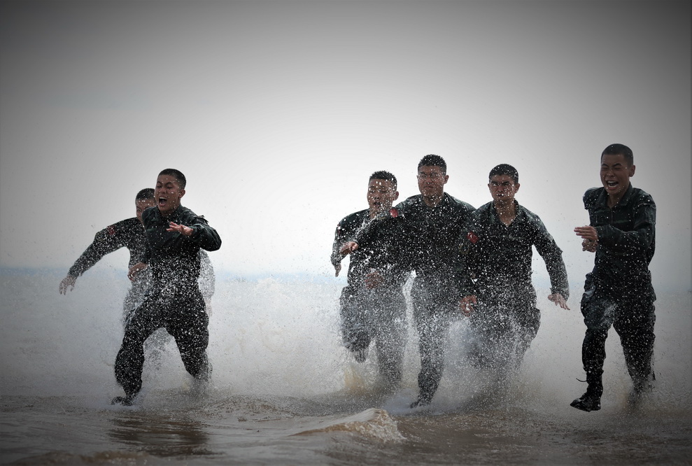 劈波斩浪砺精兵!直击武警特战队员海训现场