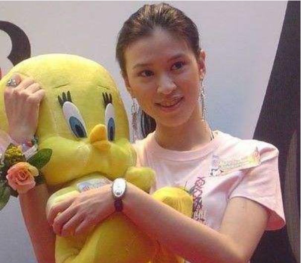 前港姐跑12年龙套,因整容被富豪男友抛弃,今37岁靠按摩谋生_陈凯怡