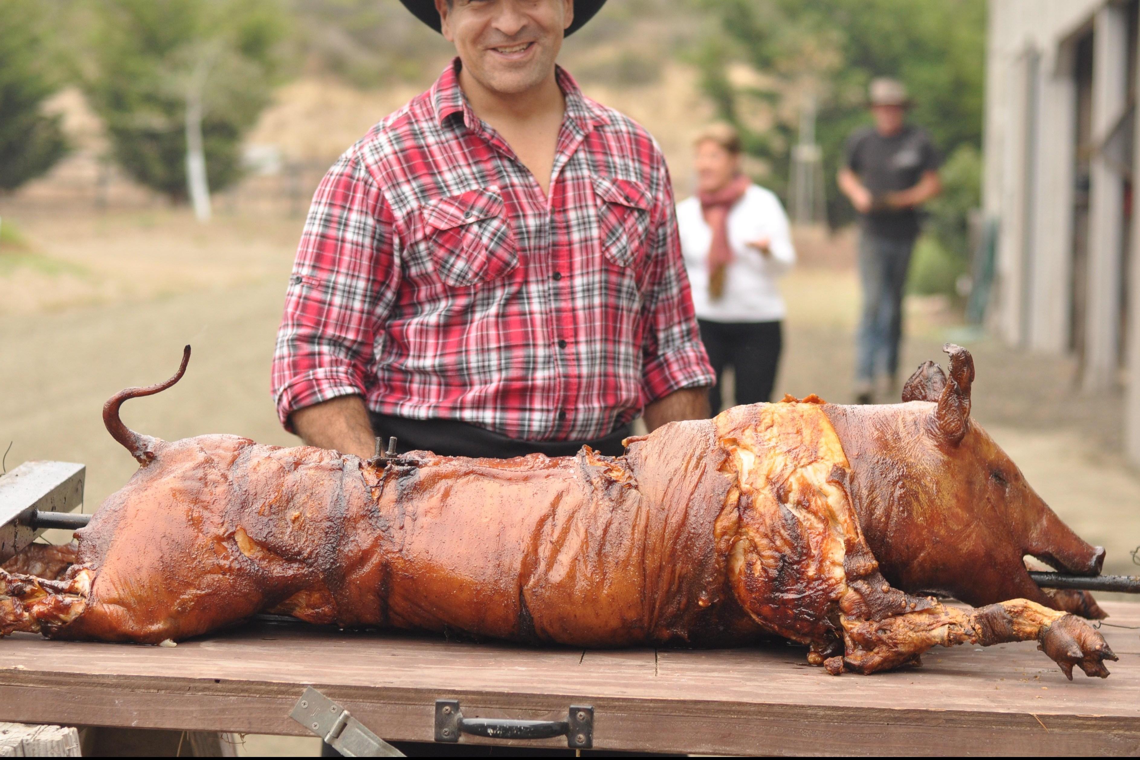 大叔野外烤全猪,这一只得好几千块钱吧,真是让人垂涎欲滴啊!